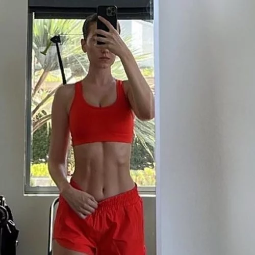 Μόλις 4 ασκήσεις αρκούν για να τονώσεις και να ενδυναμώσεις τη μέση σου