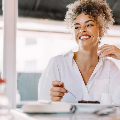 Μείον 8 κιλά χωρίς να στερηθείς τίποτα: Το τρικ που σε βοηθά να παραμείνεις σε φόρμα μετά τα 45