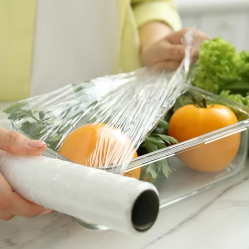 Χρησιμοποιείς σωστά τη μεμβράνη τροφίμων; Δες 4 λάθη που κάνεις