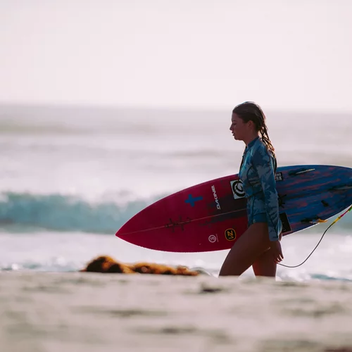 Οι παραλλαγές της σανίδας και της προβολής για δυνατό σώμα σαν των surfers