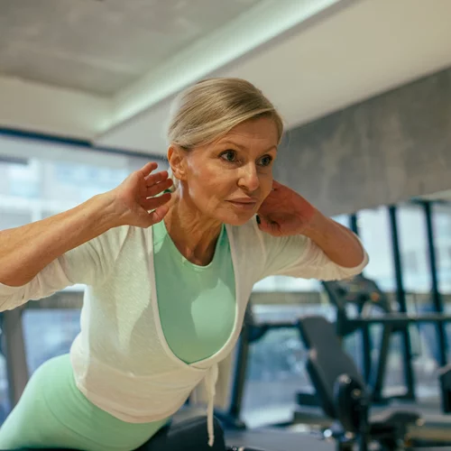 Μετά τα 45: Οι 4 καλύτερες ασκήσεις για δυνατό κορμό και επίπεδη κοιλιά