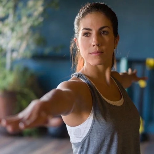 Σύσφιξη χεριών: Η άσκηση που σμιλεύει τα χέρια μετά τα 40