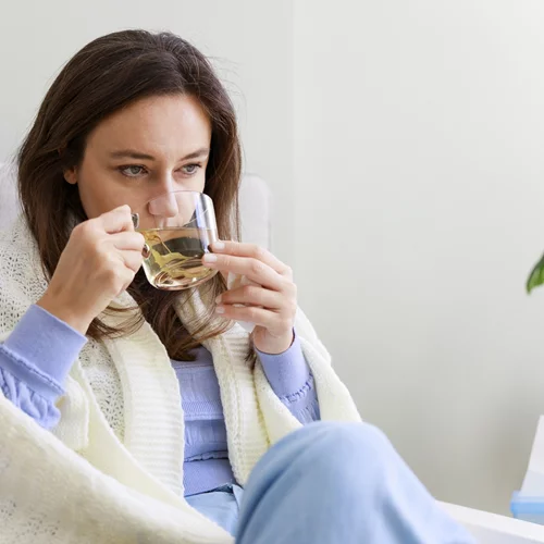 Πέντε φυσικές θεραπείες για τον πονόλαιμο από τον διατροφολόγο