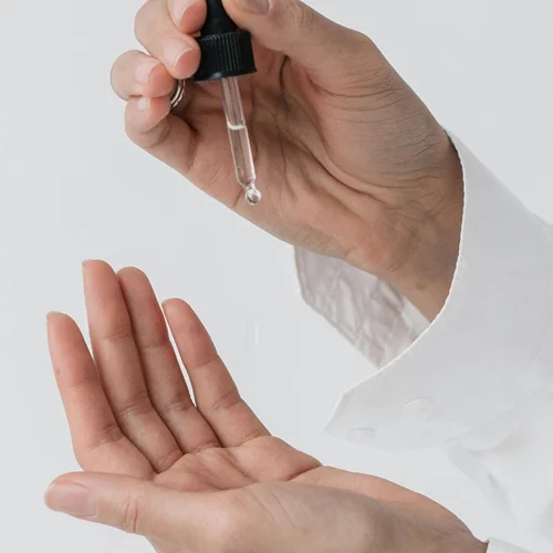 Αυτό το serum ενεργοποιεί τη σύσφιξη της επιδερμίδας, ανασηκώνει το περίγραμμα και προσφέρει εφέ lifting