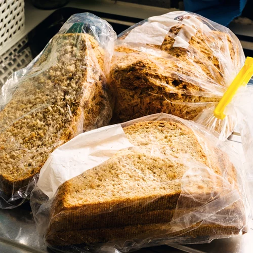 Οι χρήστες του TikTok ισχυρίζονται ότι το κατεψυγμένο ψωμί είναι πιο υγιεινό - τι λέει η επιστήμη;