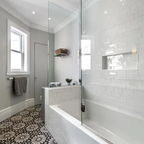 Πώς θα καθαρίσεις τα πλακάκια εύκολα; Με αυτό το φυσικό και DIY καθαριστικό