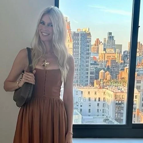 Claudia Schiffer: 3 κανόνες που ακολουθεί πιστά κάθε μέρα για όμορφη επιδερμίδα μετά τα 50