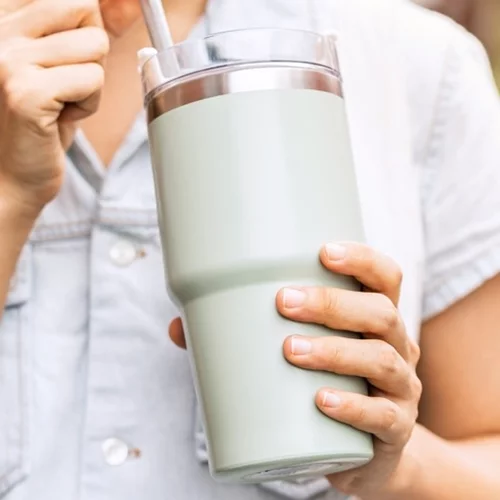 Όχι, το νερό δεν είναι το πιο ενυδατικό ρόφημα! Ποιο το ξεπερνά, σύμφωνα με την επιστήμη;