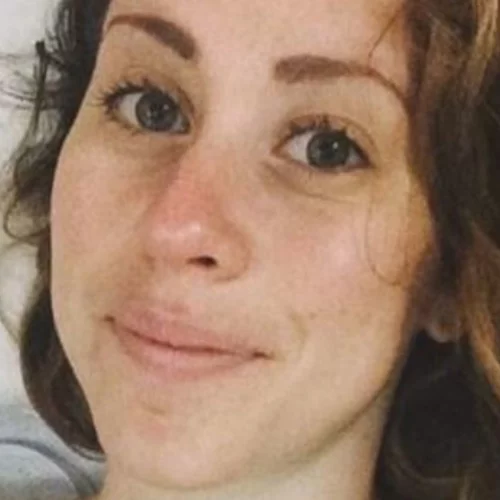 Μία 25χρονη που νίκησε τον καρκίνο του δέρματος λέει ποια προϊοντα δεν θα χρησιμοποιήσει ξανά