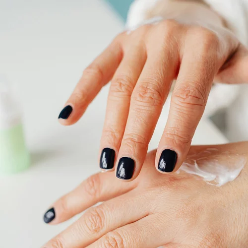 Θες να μακρύνεις τα νύχια σου αλλά σπάνε συνεχώς; Ακολoύθησε απλά αυτά τα steps