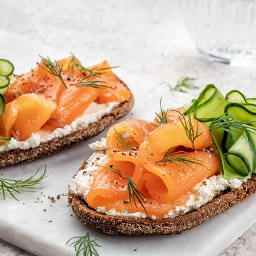 Καπνιστός σολομός, πατέ και μαλακά απαστερίωτα τυριά. Είναι επικίνδυνα για την υγεία σου;