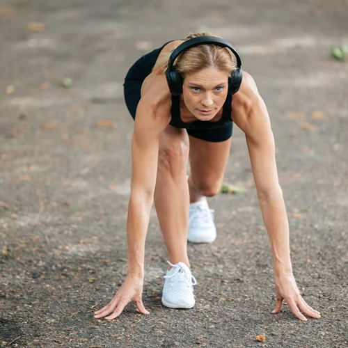 Quadrobics: Η νέα τρέλα του TikTok κάνει τους νέους να ανακαλύπτουν την… πρωτόγονη γυμναστική