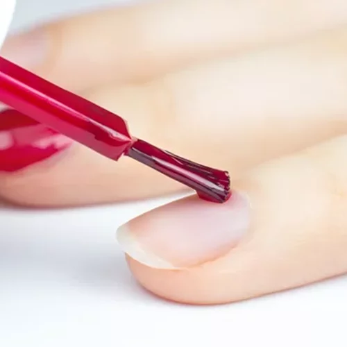 Τα βερνίκια νυχιών που θα χαρίσουν ένα gel εφέ στο μανικιούρ σου