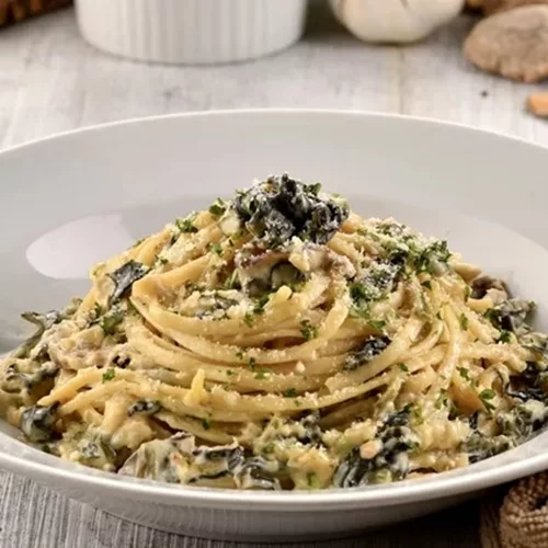 Η πιο λαχταριστή μακαρονάδα του καλοκαιριού: Με απίστευτα κρεμώδη σάλτσα χωρίς κρέμα γάλακτος