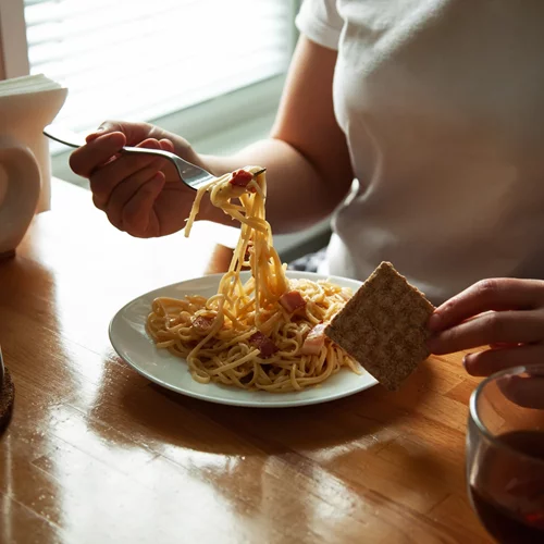 Μακαρόνια με ψωμί: Τελικά παχαίνει αυτός ο συνδυασμός υδατανθράκων;
