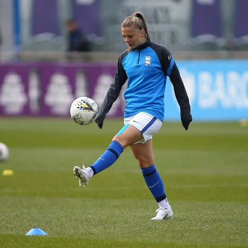 Βεατρίκη Σαρρή: Η Ελληνίδα ποδοσφαιρίστρια που γράφει τη δίκη της ιστορία στην Premier League