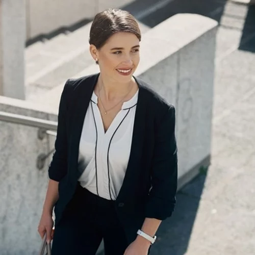 Αυτή είναι η τσάντα - εμμονή που θα κρατούν όλα τα fashion girls το 2025