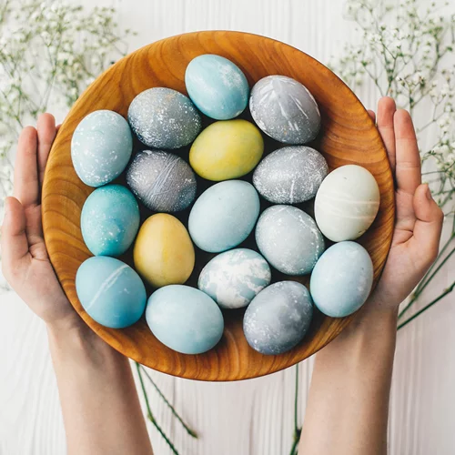 Βαφή αυγών με φυσικό τρόπο: Ποια τρόφιμα να επιλέξεις και οι οδηγίες που χρειάζεσαι