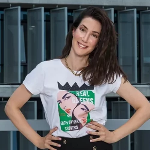 BE SHERO: Η Χριστίνα Φλαμπούρη φορά τη νέα limited συλλογή της Answear.LAB και μιλά για τις γυναίκες που την εμπνέουν