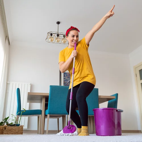 "Δουλειά από το σπίτι": 6 τεμπέλικοι τρόποι για να κάψεις επιπλέον θερμίδες χωρίς να πας στο γυμναστήριο