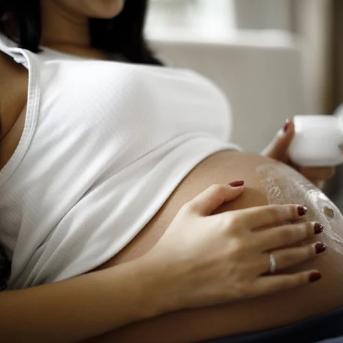 Skincare στην εγκυμοσύνη: Ποια συστατικά σε κρέμες και ορούς είναι ασφαλή για χρήση αυτήν την περίοδο;