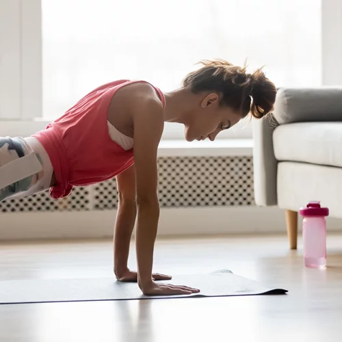7λεπτη προπόνηση κοιλιακών για αρχάριους: Δυνάμωσε τον κορμό σου χωρίς εξοπλισμό