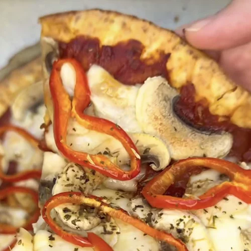 Συνταγή για τη viral high protein πίτσα με 5 μόνο υλικά!