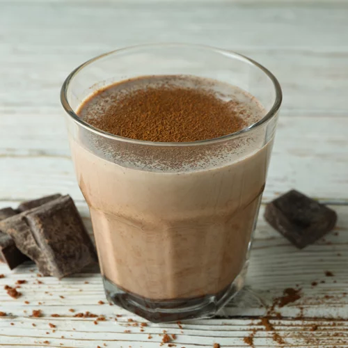 Κρύος "καφές" με χαρούπι και κανέλα: Φυσική εναλλακτική για freddo espresso χωρίς καφεΐνη