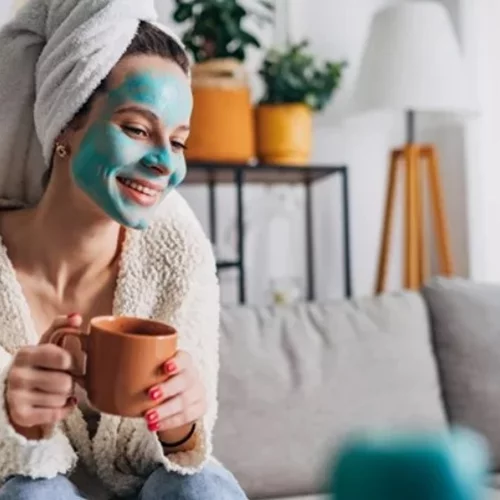 Πώς μπορείς να τονώσεις τη διάθεση και τα μαλλιά σου την ίδια στιγμή;