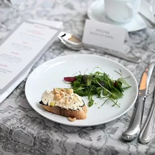 Το πιάτο που πρέπει οπωσδήποτε να αποφεύγουμε να παραγγέλνουμε όταν έχει ζέστη