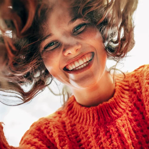 Πώς ακόμα και το "ψεύτικο" χαμόγελο μπορεί να σε κάνει πιο θετική