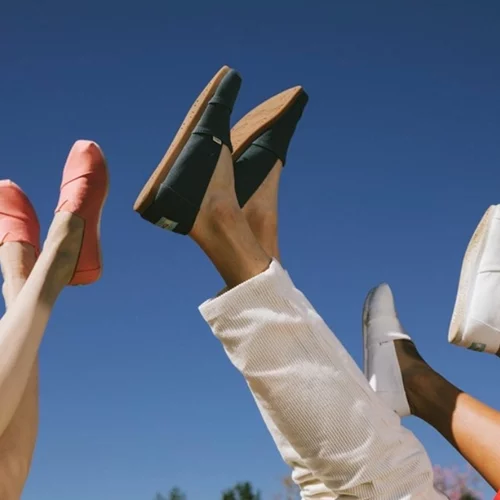 Η TOMS δημιουργεί το πρόγραμμα TOMS 10x10 και συνεργάζεται με οργανισμούς που επικεντρώνονται στην ψυχική υγεία