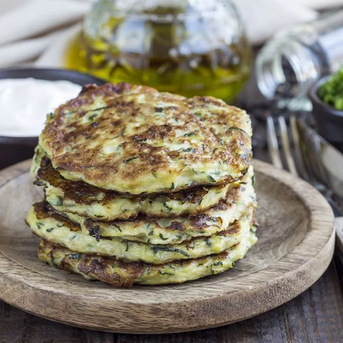 Τηγανίτες κολοκυθιού - Εύκολη συνταγή για να μυρίσει καλοκαίρι στο τραπέζι σου