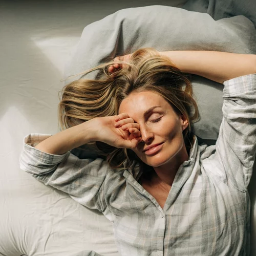 Αυτό το 1 λεπτό πριν τον ύπνο αλλάζει το πώς δείχνεις το πρωί