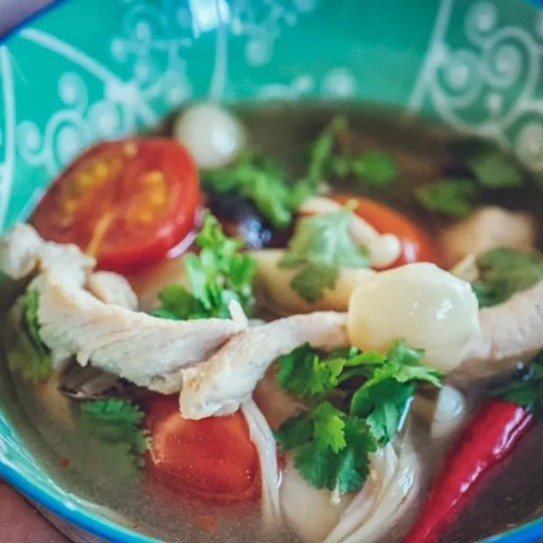 Περίσσεψε γαλοπούλα; Φτιάξε αυτή τη light σούπα με γαλοπούλα και γάλα καρύδας