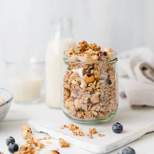 Σαν τσουρέκι! Φτιάξε σε χρόνο dt σπιτική granola με κάρδαμο + μαχλέπι