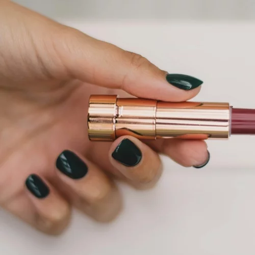 5 κραγιόν που μεταμορφώνονται σε πλούσια και λαμπερά lip oils