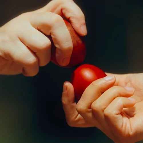 Γιατί τσουγκρίζουμε αυγά το Πάσχα;