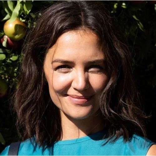 Πώς παραμένει τόσο φρέσκια; Η Κέιτι Χολμς αποκαλύπτει τα 5 μυστικά της νεανικής της επιδερμίδας