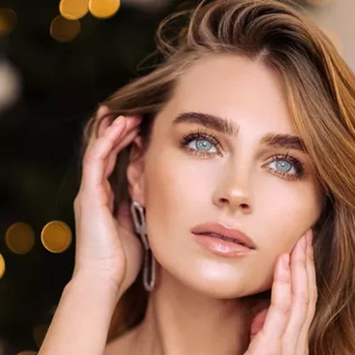 Ξέχασε τα glitters: Τα skincare προϊόντα που θα σε βοηθήσουν να λάμψεις στο ρεβεγιόν