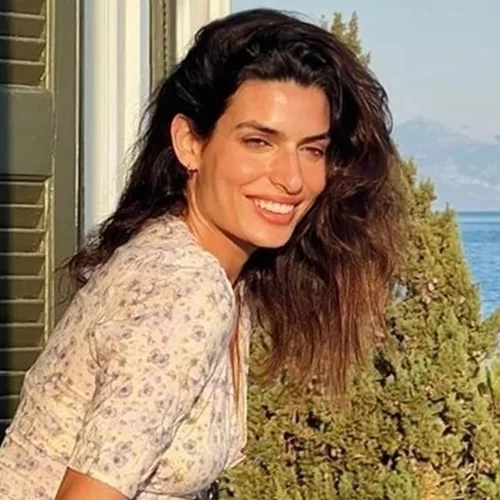 Σπαστά μαλλιά: 10 καλοκαιρινά χτενίσματα της Τόνιας Σωτηροπούλου που πρέπει να αντιγράψεις σήμερα κιόλας