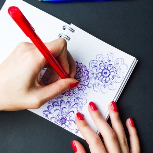 Αριστερόχειρες vs. δεξιόχειρες: Σε τι διαφέρουν (πέρα από το χέρι που γράφουν);