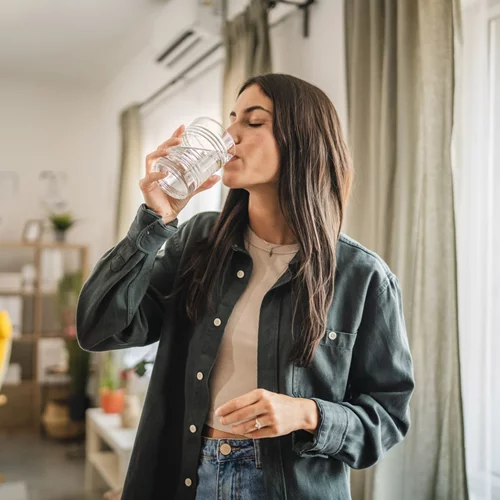 Ζεστό νερό κάθε πρωί: Tελικά βοηθά τον μεταβολισμό σου; - τι δείχνουν οι έρευνες