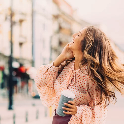 Το αθώο hair habit που καταστρέφει την τρίχα χωρίς να το καταλαβαίνεις