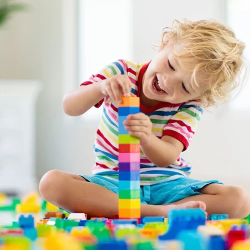 Γιατί τα παιδιά είναι πιο ευτυχισμένα με λιγότερα παιχνίδια;