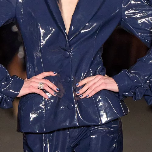 Αυτό είναι το αγαπημένο χρώμα των σχεδιαστών για τα νύχια μας, σύμφωνα με τη NYFW