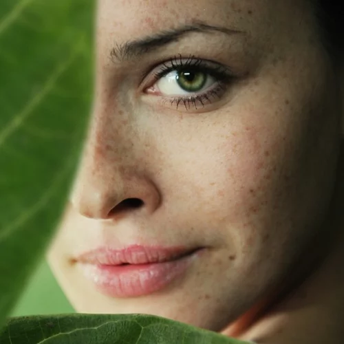 Τέλος στις ρυτίδες: Το μεταλλικό στοιχείο που κάνει θαύματα σε δέρμα, μαλλιά και νύχια