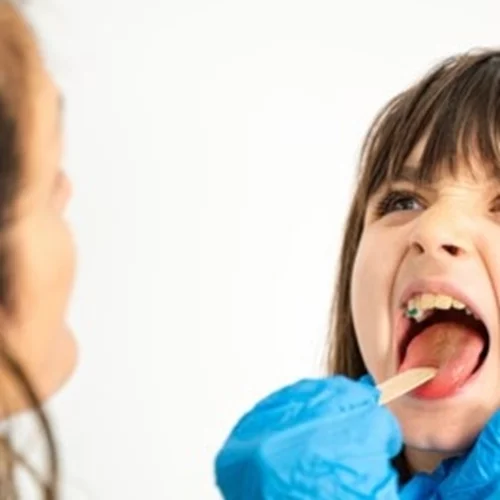 Στρεπτόκοκκος: Πότε το παιδί πρέπει να πάει κατευθείαν στον γιατρό - Τα συμπτώματα που προκαλούν ανησυχία