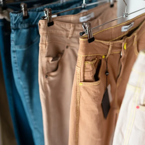 Το έξυπνο trick που θα σε βοηθήσει να επιλέξεις σωστά τα παντελόνια σου από το Zara