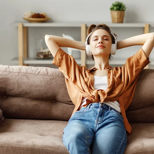 Σου κάνει καλό ο πολύς ελεύθερος χρόνος τελικά; Η απάντηση έρευνας (που θα σε εκπλήξει)